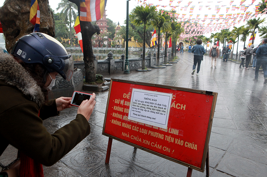 Tại chùa Trấn Quốc (Hà Nội) cũng đặt biển tạm thời đóng cửa, dừng đón du khách từ hôm nay (5/2).