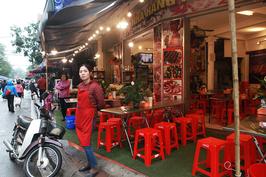 Quán xá xung quanh phủ Tây Hồ ế ẩm. Một chủ quán cho biết: “Hôm nay chỉ có vài khách vào ăn. Nhà tôi có 3 quán nhưng phải đóng cửa 2 quán bởi năm nay vắng khách do dịch virus Corona”.