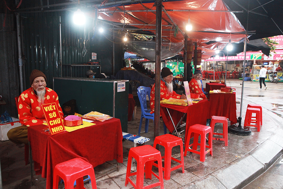 Những ông đồ viết sớ ngồi đợi khách trong giá rét. “Từ sáng đến giờ mới được 2 khách. Cứ tình trạng này chúng tôi phải nghỉ ở nhà”, một ông đồ cho biết.