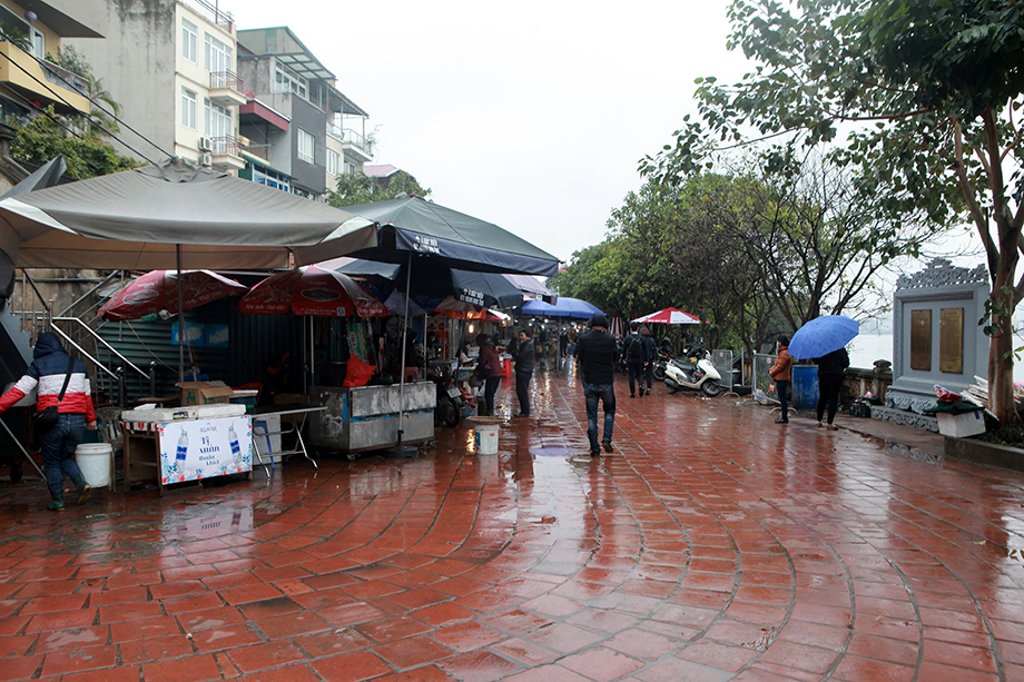 Lối vào phủ thưa thớt người qua lại.