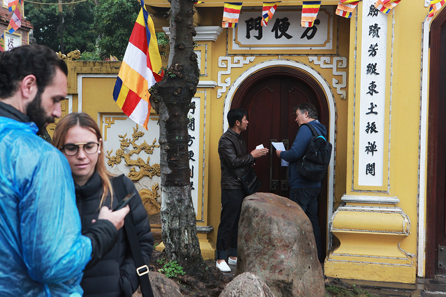 Chùa đóng cửa, du khách đành đứng bên ngoài ngắm cảnh.