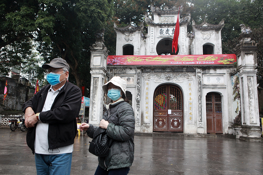 Đền Quán Thánh đóng cửa, bên ngoài dán quyết định của UBND TP Hà Nội về việc tạm dừng đón khách tại các di tích lịch sử văn hóa và danh lam thắng cảnh tại Hà Nội.