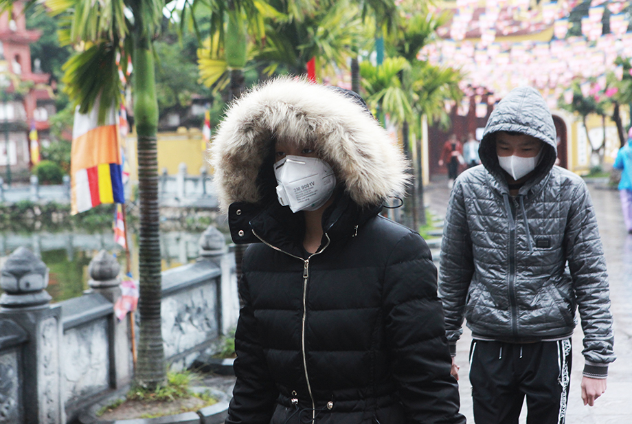 Nhiều du khách quay ra bởi cửa chùa đã đóng.