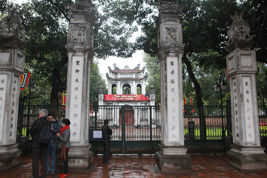 Rất nhiều du khách đến Văn Miếu - Quốc Tử Giám bày tỏ sự ngạc nhiên khi nơi đây đóng cửa.