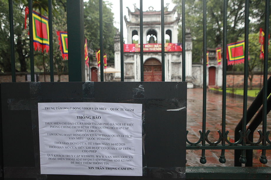 Phía bên ngoài Văn Miếu có dán thông báo đóng cửa để phòng, chống dịch virus Corona.