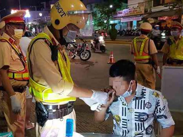 Tin tức trong ngày - Nóng 24h qua: Phòng dịch Corona, CSGT Sóc Trăng dùng bóng bay đo nồng độ cồn