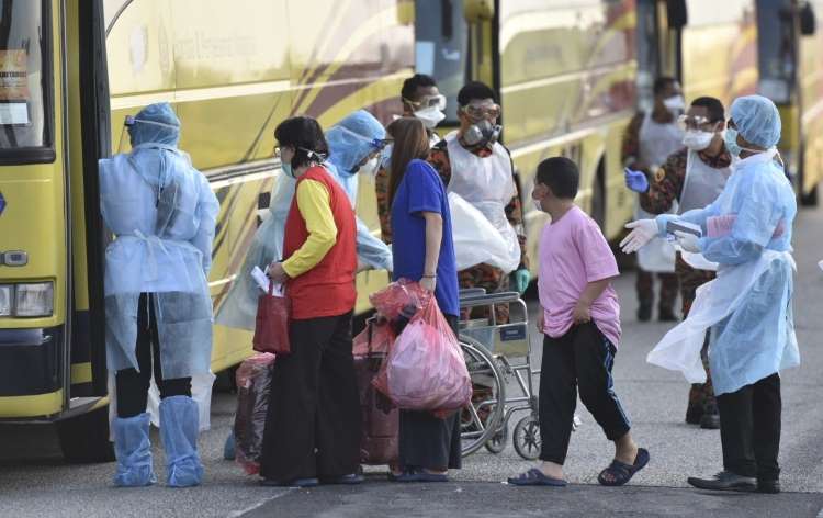 Công dân Malaysia về tới thủ đô Kuala Lumpur hôm 4-2 sau khi rời khỏi TP Vũ Hán - Trung Quốc Ảnh: Reuters