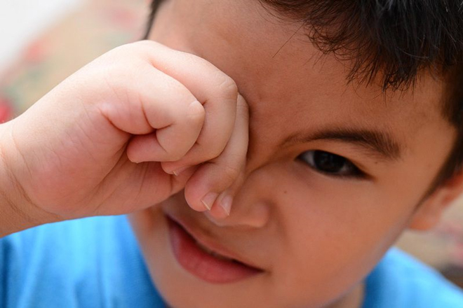 Hạn chế cho trẻ chạm tay vào mắt, mũi, miệng