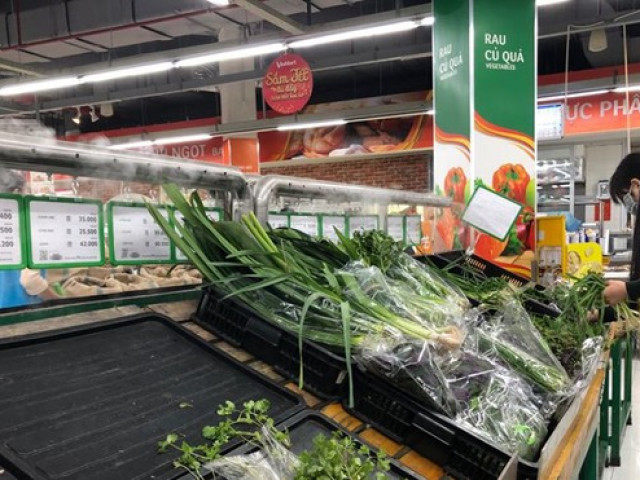 Thị trường - Tiêu dùng - Lạ đời, dân Thủ đô gom rau xanh tích trữ, sáng ra siêu thị đã "cháy" hàng