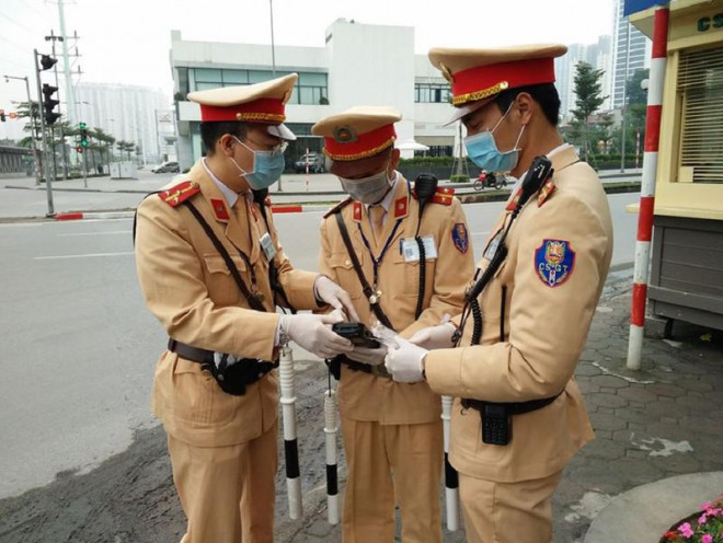Lực lượng CSGT Hà Nội đeo khẩu trang, găng tay khi làm nhiệm vụ. Ảnh: DH