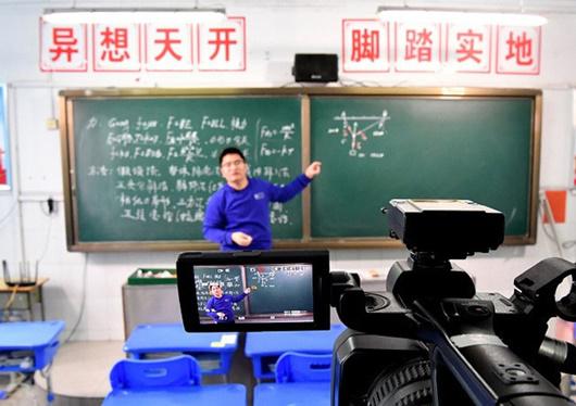 Thầy trò Trung Quốc học trực tuyến khi trường học đóng cửa vì virus corona - 1