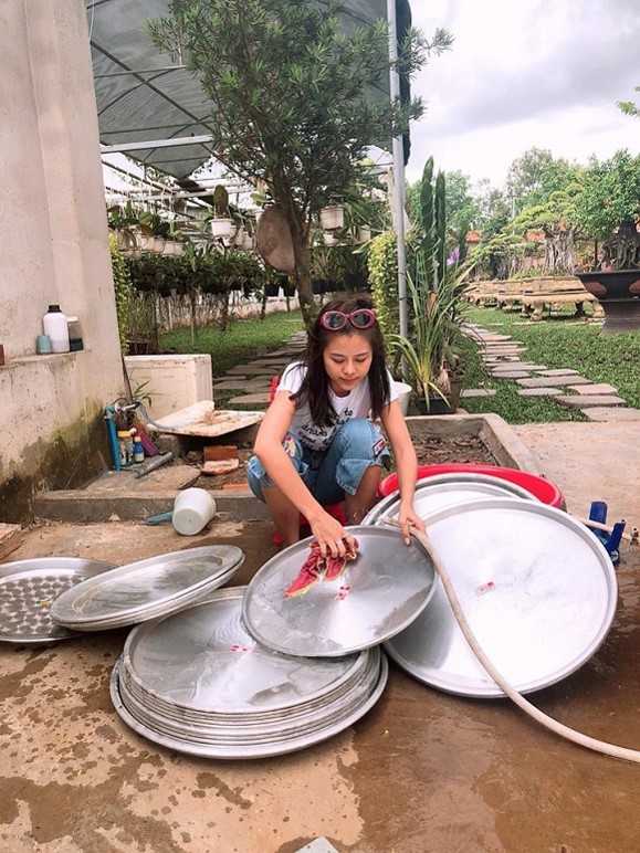 Thăm nhà thờ Tổ trăm tỷ của Hoài Linh, "kiều nữ làng hài" gây tranh cãi dữ dội vì điều này - 6