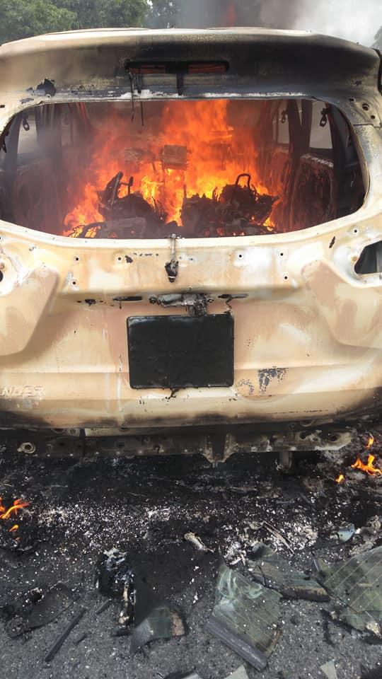 Chiếc ô tô bốc cháy ngùn ngụt sau tiếng nổ lớn Ảnh: Facebook Đỗ T. Thiện Nhân
