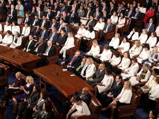 Vì sao khi ông Trump phát biểu, nhiều nghị sĩ chia thành hai màu đen trắng trên khán đài?