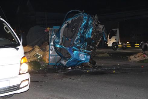 Hiện trường vụ tai nạn làm 3 người trên xe tải tử vong tại Bến Cát, Bình Dương.