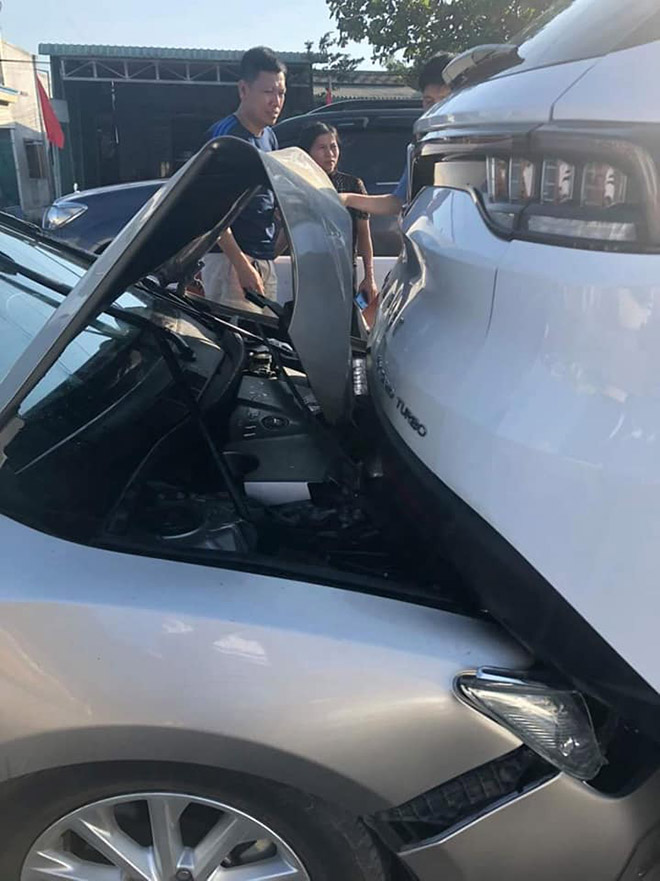 SUV VinFast không hề hấn sau cú tông từ phía sau của Toyota Camry - 2
