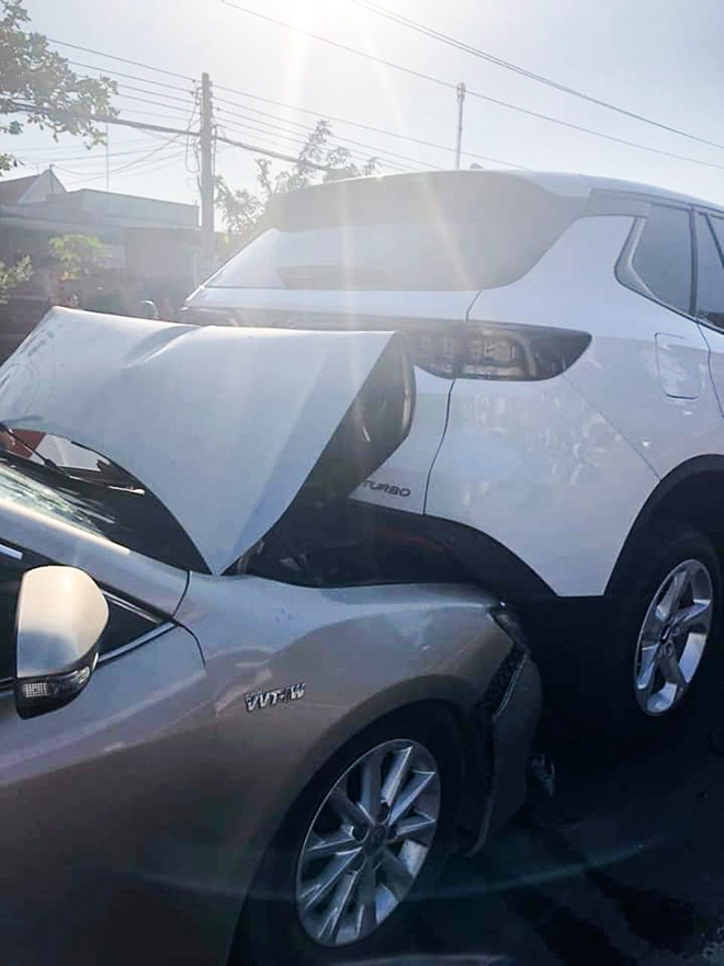 SUV VinFast không hề hấn sau cú tông từ phía sau của Toyota Camry - 1