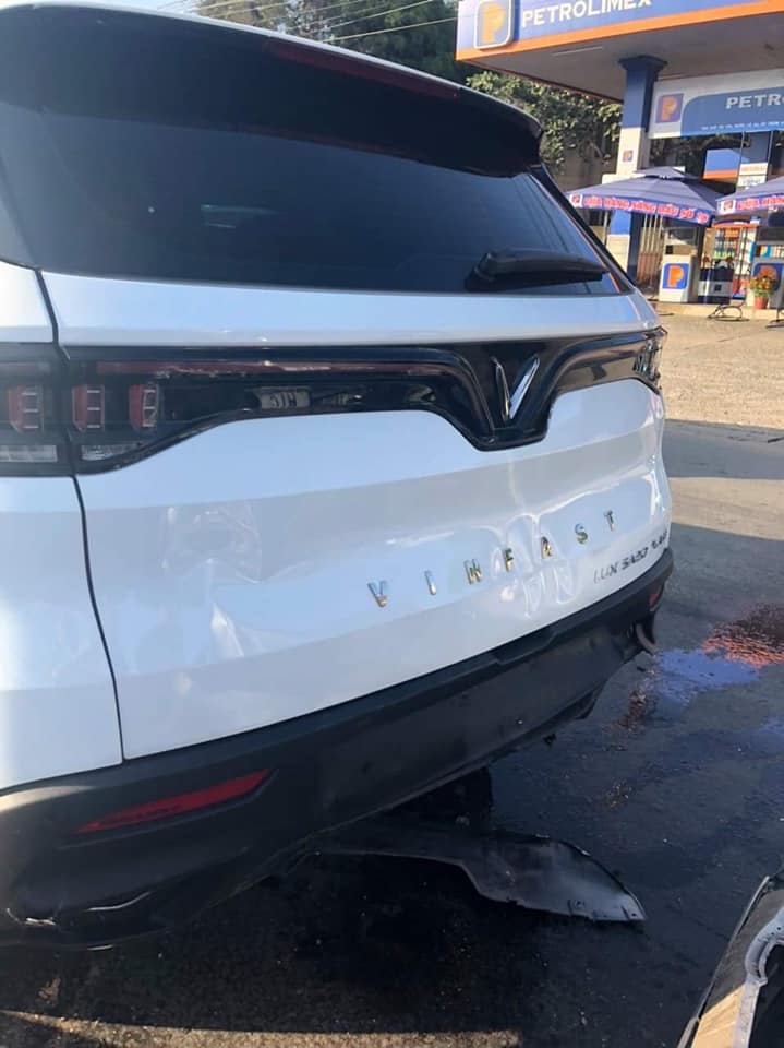 SUV VinFast không hề hấn sau cú tông từ phía sau của Toyota Camry - 6