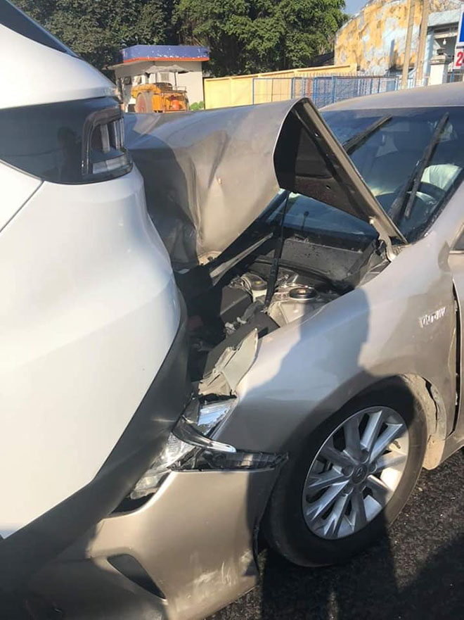 SUV VinFast không hề hấn sau cú tông từ phía sau của Toyota Camry - 4
