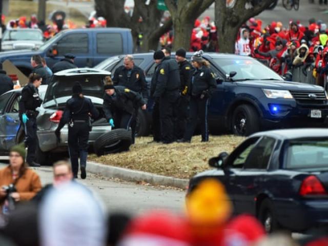 Thể thao - Hàng vạn CĐV ăn mừng trận đấu 22 tỷ USD: "Xe điên” đại náo kinh hoàng