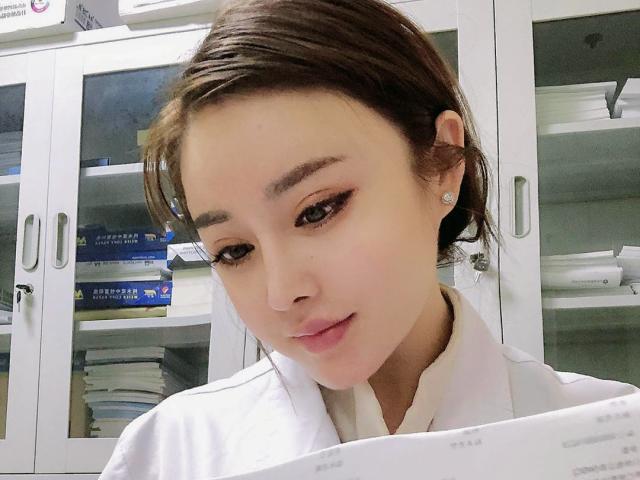 Trung Quốc: Nữ bác sĩ xinh đẹp chữa khỏi cho 170 bệnh nhân nhiễm virus Corona