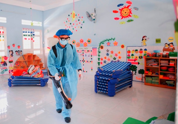 Cán bộ y tế đang tiêu độc, khử trùng trong trường học