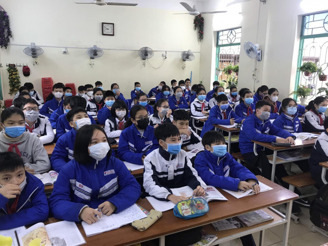 Trường THCS Đằng Hải đang phổ biến cách phòng chống dịch cho học sinh