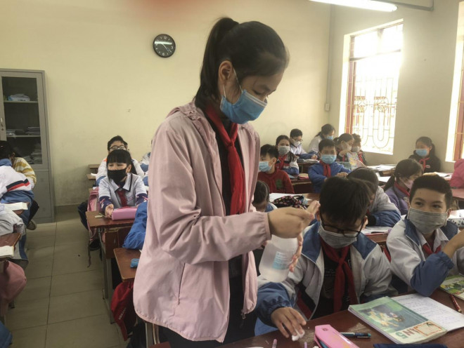 Một học sinh làm mẫu thao tác rửa tay bằng dung dịch trên lớp