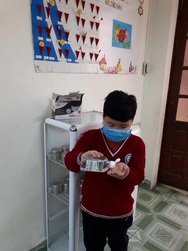 Hầu hết các lớp học trường Tiểu học Lê Hồng Phong đều trang bị thêm dung dịch rửa tay