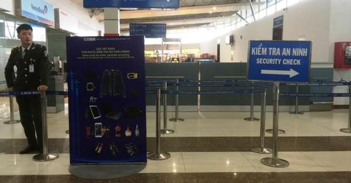 Tin tức trong ngày - Phát hiện hành khách mang đèn pin phát tia lửa điện và gậy lên máy bay