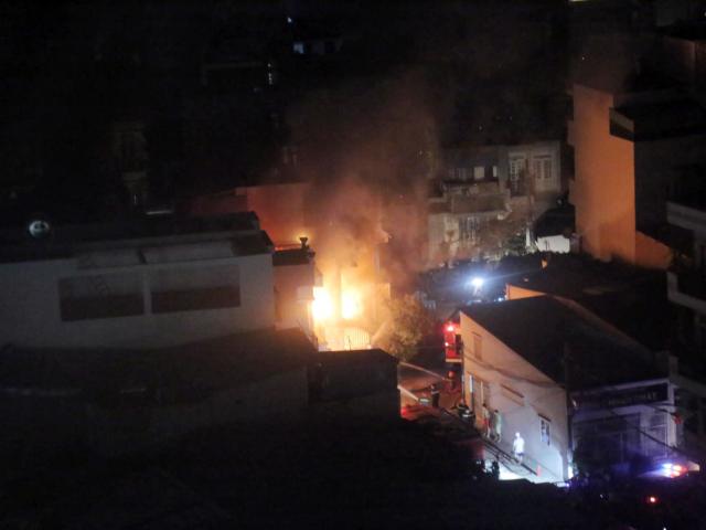 Tin tức trong ngày - Lửa đỏ rực nhấn chìm căn nhà ở Sài Gòn lúc rạng sáng