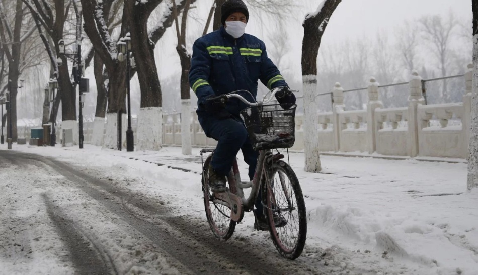 Một người đàn ông đạp xe đeo khẩu trang ở Bắc Kinh hôm 6.2.