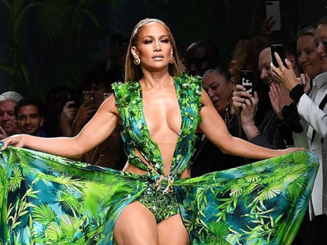 Jennifer Lopez diện mốt váy cut out gây tranh cãi