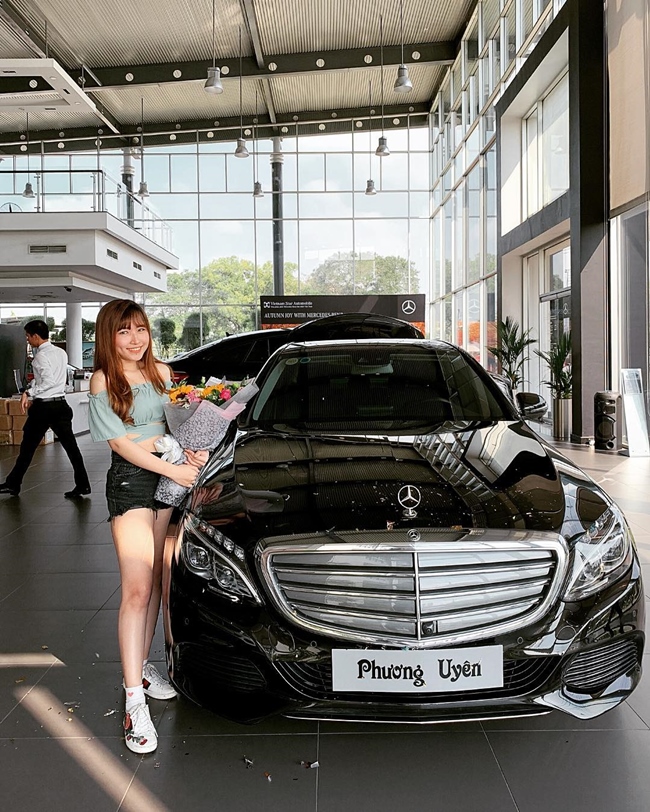 Năm 2018, Uyên Pu sắm cho mình chiếc xe Mercedes-Benz C250 hạng sang có giá khoảng 2 tỷ đồng. Đây là thành quả làm việc của cô sau 3 năm làm nghề.
