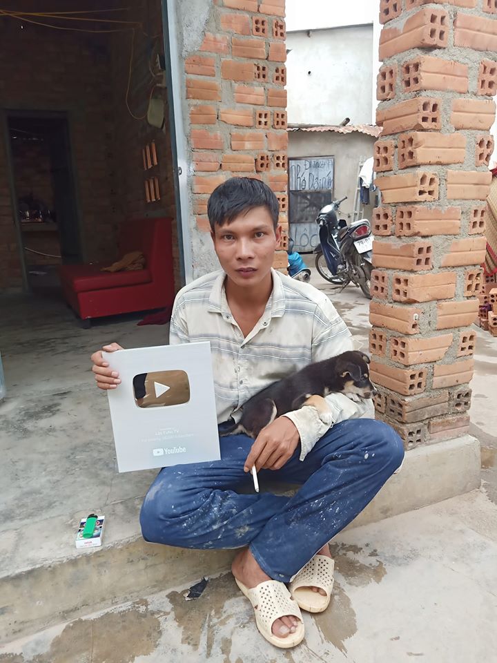 Phạm Văn Lộc (SN 1994), từ phụ hồ tại vùng quê nghèo thành YouTuber đình đám.