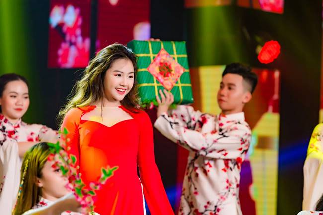 Mới đây, hình ảnh Khánh An diện áo dài trên sân khấu nhanh chóng thu hút được sự chú ý của người hâm mộ.