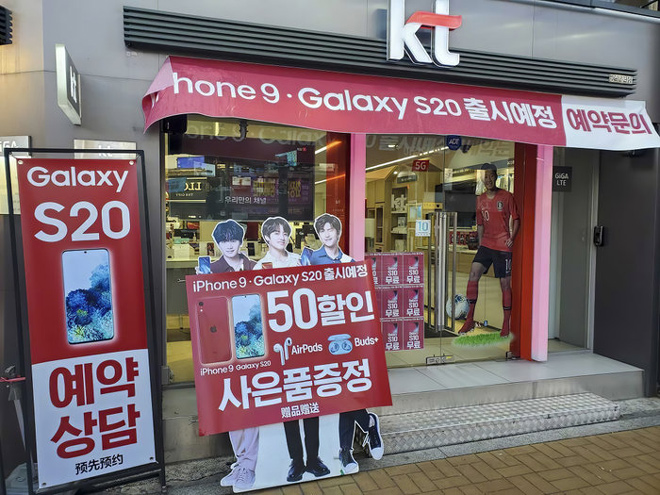 iPhone 9 và Galaxy S20 bất ngờ xuất hiện trên poster quảng cáo tại Hàn Quốc - 1