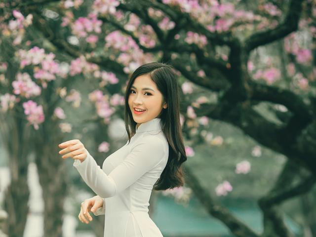 Bạn trẻ - Cuộc sống - Nữ sinh Điện ảnh đẹp nao lòng giữa con phố ngập tràn sắc tím hoa ban