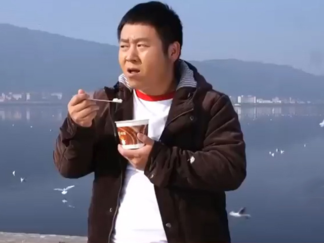 Video Clip Cười - Chàng trai hòa mình sống cùng với thiên nhiên