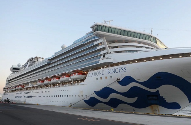 Du thuyền Diamond Princess chở theo 3.700 người đang neo ở ngoài khơi Yokohama, Nhật Bản.