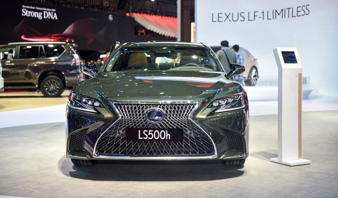 Phiên bản LS500h kỷ niệm 30 năm ra đời của Lexus được trưng bày tại triển lãm Ô tô Việt Nam vào tháng 10 năm 2019