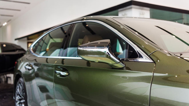 Màu sơn xanh Terane Khaki độc đáo cùng những lớp kính được cắt theo kỹ thuật Kiriko là hai trong số rất nhiều điểm đặc biệt của LS500h phiên bản 2020