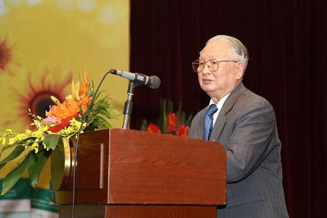 GS.TS.BS Nguyễn Khánh Trạch, phát biểu tại hội thảo về ứng dụng của Nano Curcumin