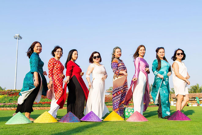 Khách tham quan lễ hội “Mai Phú Quý” không quên lưu lại những khoảnh khắc vui vẻ nhất bên người thân