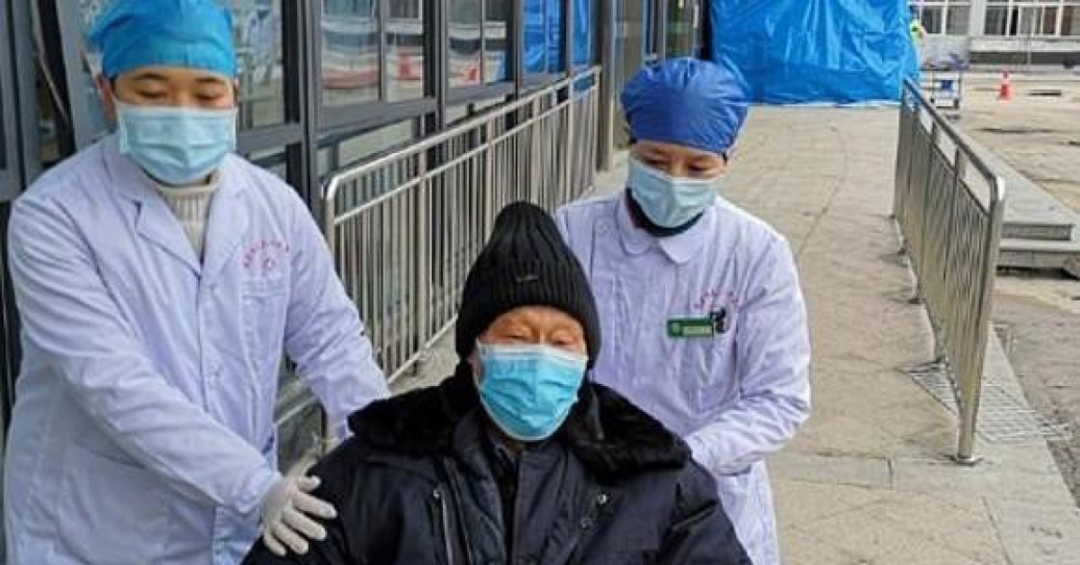 Thế giới - Cụ ông 91 tuổi vui mừng xuất viện sau khi 'thắng' virus corona