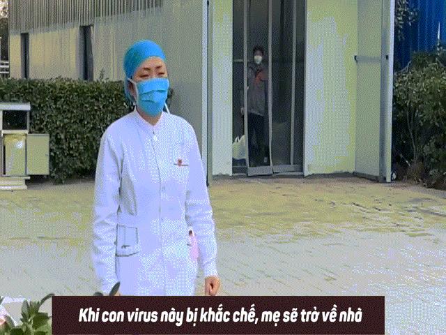 Thế giới - Cảnh ôm nhau kỳ lạ giữa hai mẹ con đứng cách xa nhau giữa dịch Corona ở Trung Quốc