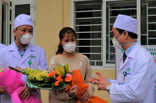 Các bác sĩ Bệnh viện Đa khoa tỉnh Thanh Hóa chúc mừng bệnh nhân xuất viện