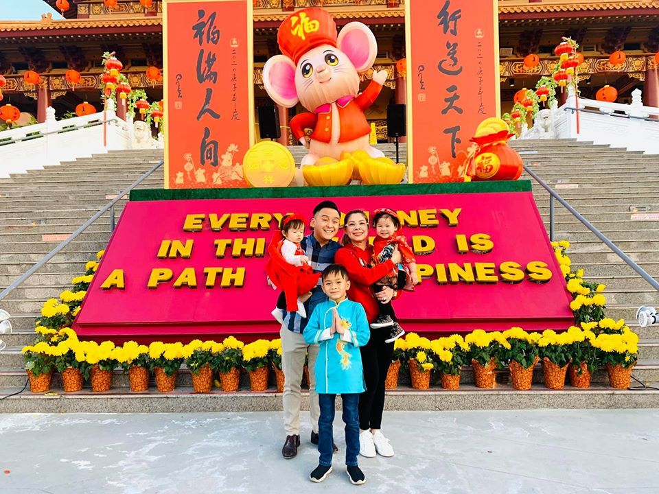 Mới đây, trên trang cá nhân, ca sĩ Thanh Thảo chia sẻ loạt ảnh cùng gia đình đi chùa đầu năm. Dù đón Tết ở nước ngoài nhưng gia đình cô vẫn giữ phong tục truyền thống của người Việt, trang trí nhà cửa và đi chùa cầu bình an, sức khỏe cho người thân. Trong loạt ảnh do nữ ca sĩ chia sẻ, gia đình cô diện trang phục kín đáo, còn các con thì diện áo dài truyền thống.