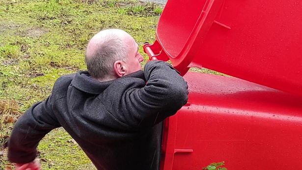 Tranh cãi nảy lửa với ý tưởng cho người nghèo ngủ trong thùng rác của đại gia này - 1