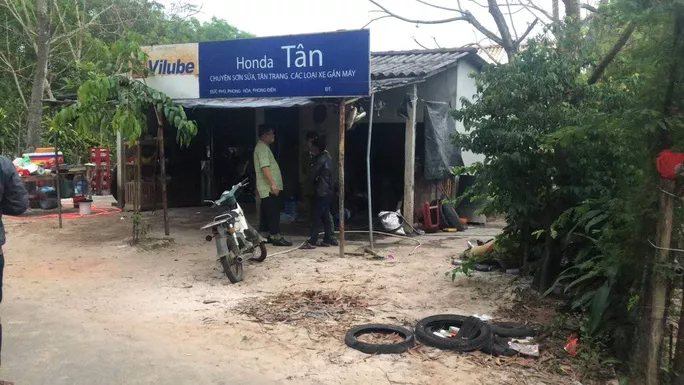 Phía trước căn nhà của gia đình ông Tân là tiệm sửa xe, phía sau là phòng ngủ - nơi xảy ra vụ cháy khiến 3 cha con ông tử vong (ảnh: NLĐ)